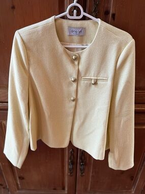 WOMEN’S SOFT YELLOW BLAZER JACKET. NEW! SMALL